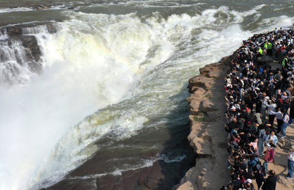 倍加网配资 黄河壶口瀑布“清流飞瀑”别样美景吸引游人